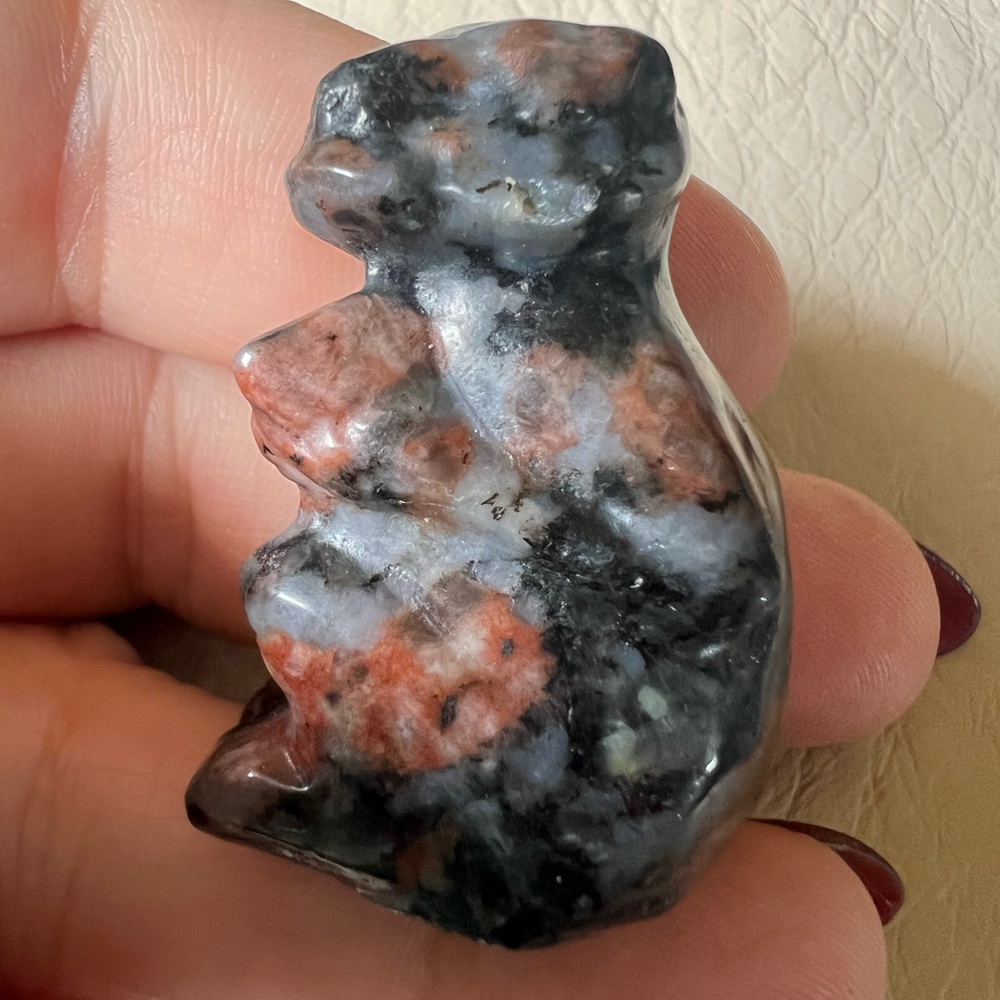 Yooperlite Sloth Carving - Picture 3 of 6